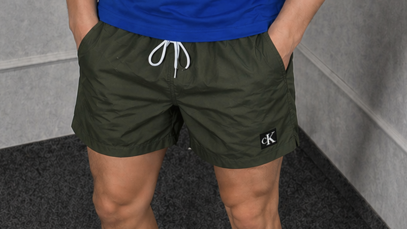 Maudymosi žali Calvin Klein